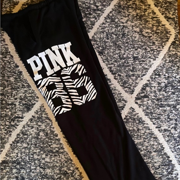 💗IN SEARCH OF💗 Victoria’s Secret PINK 86 Zebra Print Sweatpants